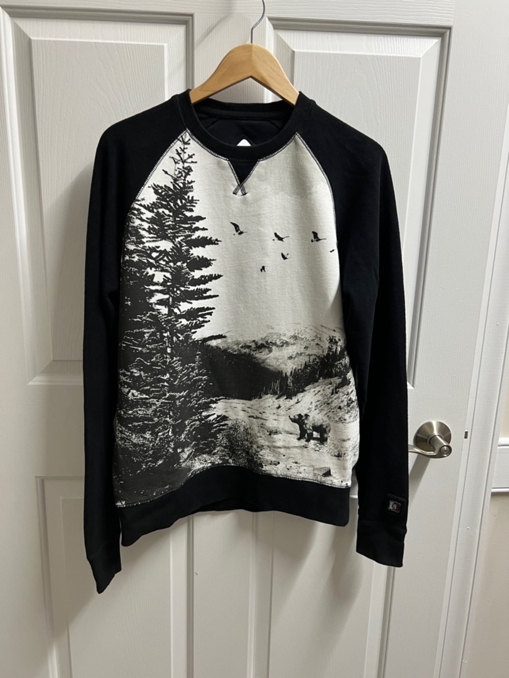 Born Fly sweatshirt Women's Black Scenic Print Raglan Sweatshirt size large L